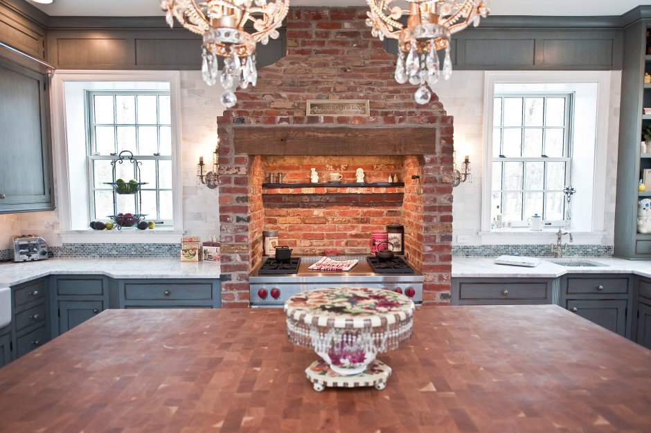 Интерьер кухни с печью из красного кирпича
