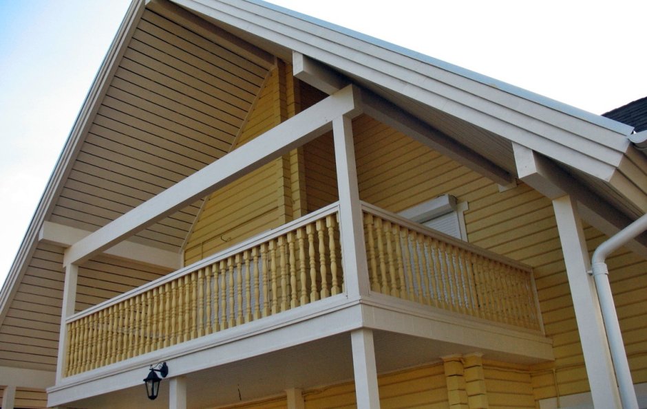 Фронтоны деревянными балконами