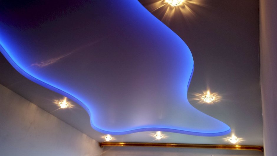 Потолок в зале с точечными светильниками