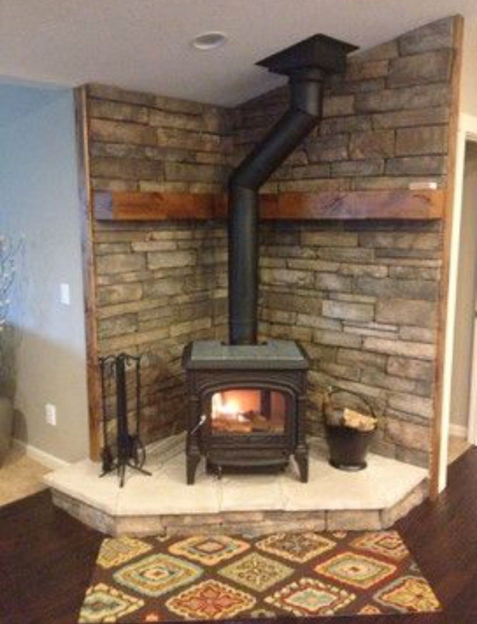Чугунный камин в углу