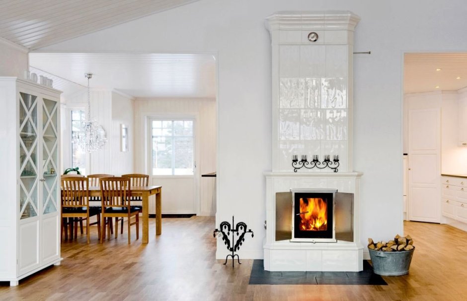 Камин с изразцами в скандинавском стиле