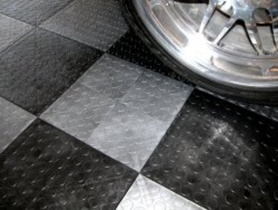 Пол в металлическом гараже