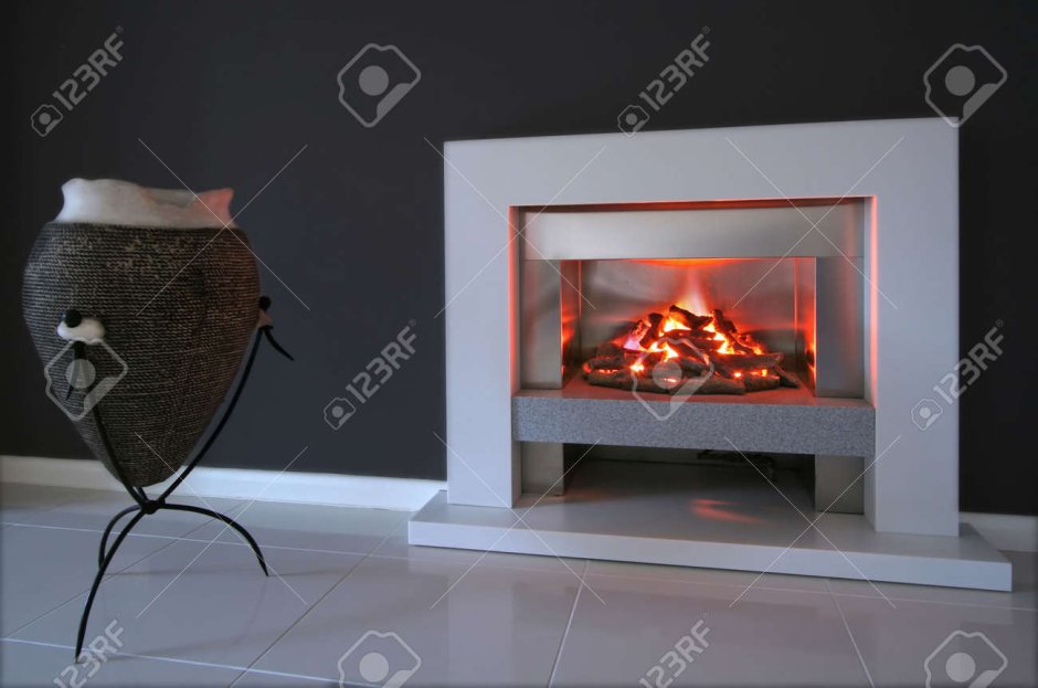 Современный электрический камин с эффектом живого пламени