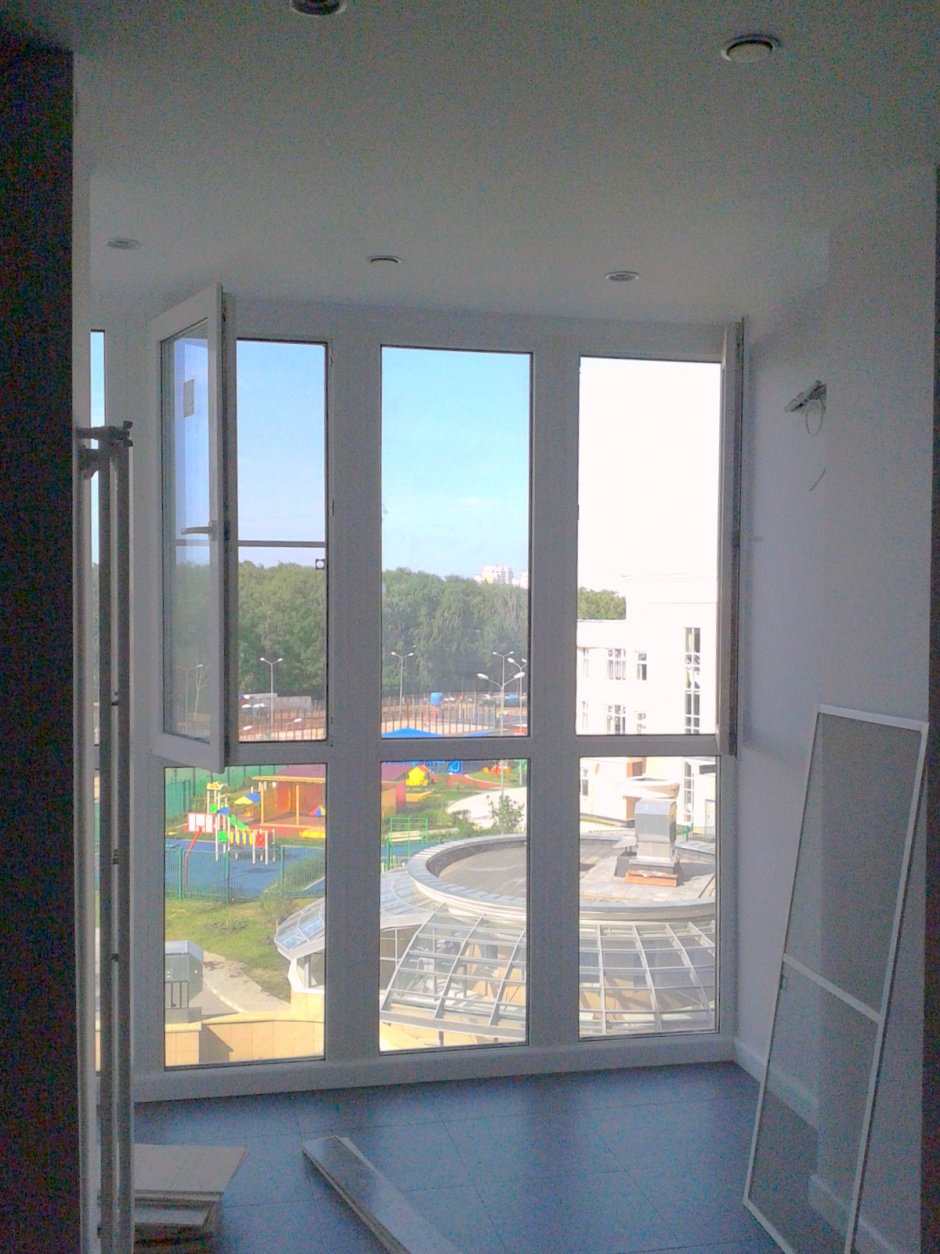 Панорамное остекление в комнате с балконом