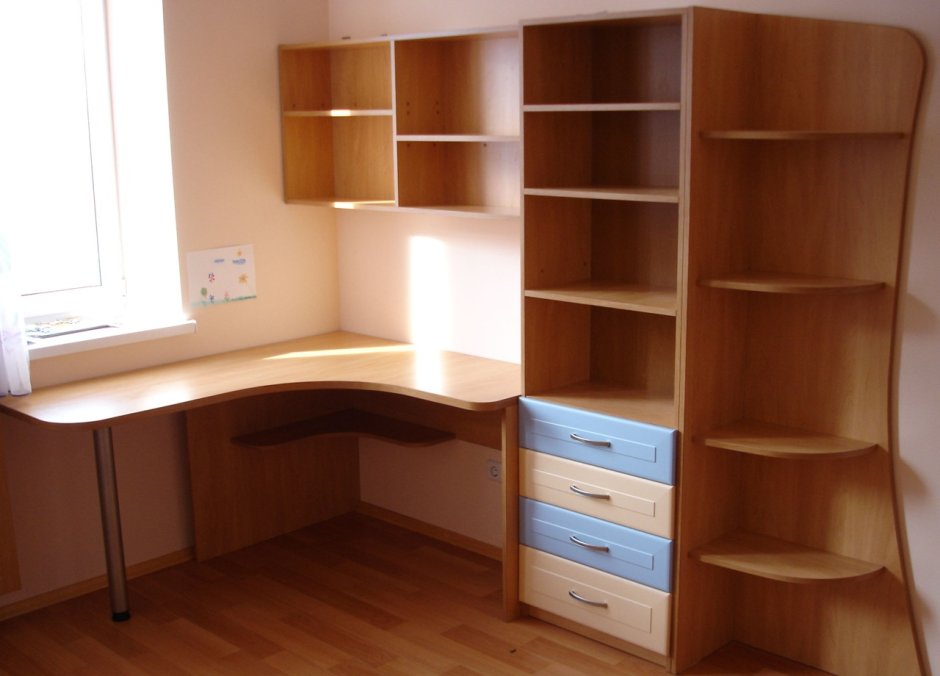 Встроенный письменный стол для школьника