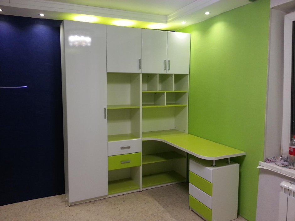 Гостиная с компьютерным столом и шкафом