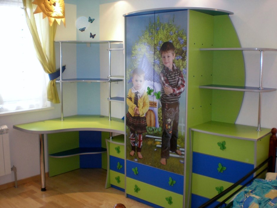 Угловой встроенный стол в детскую