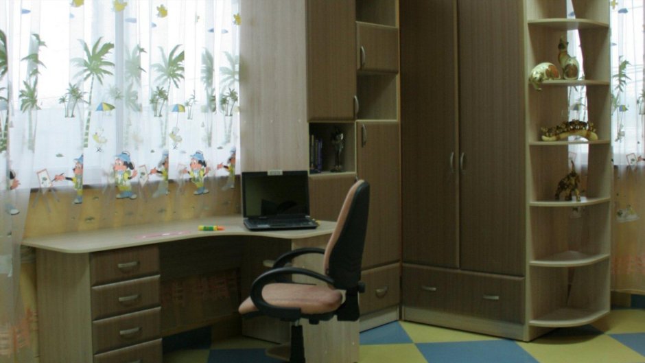 Письменный стол у окна в детской