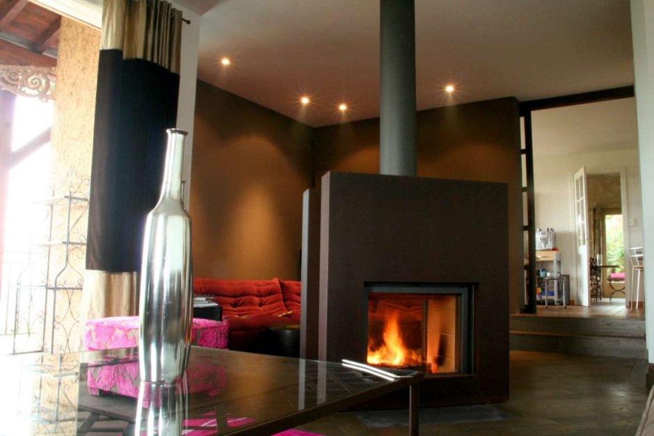 Столовая с камином