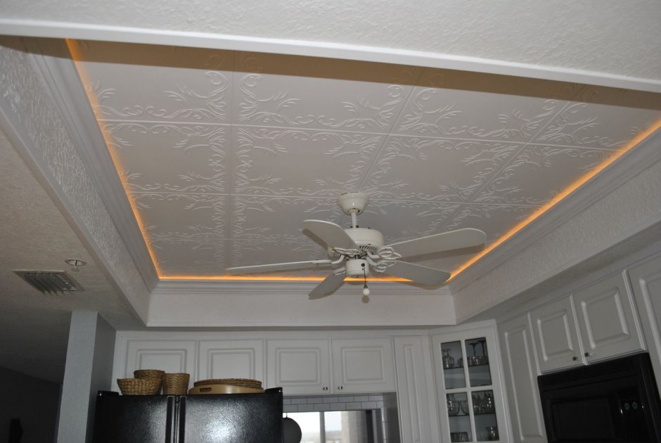 Отделка потолка обоями