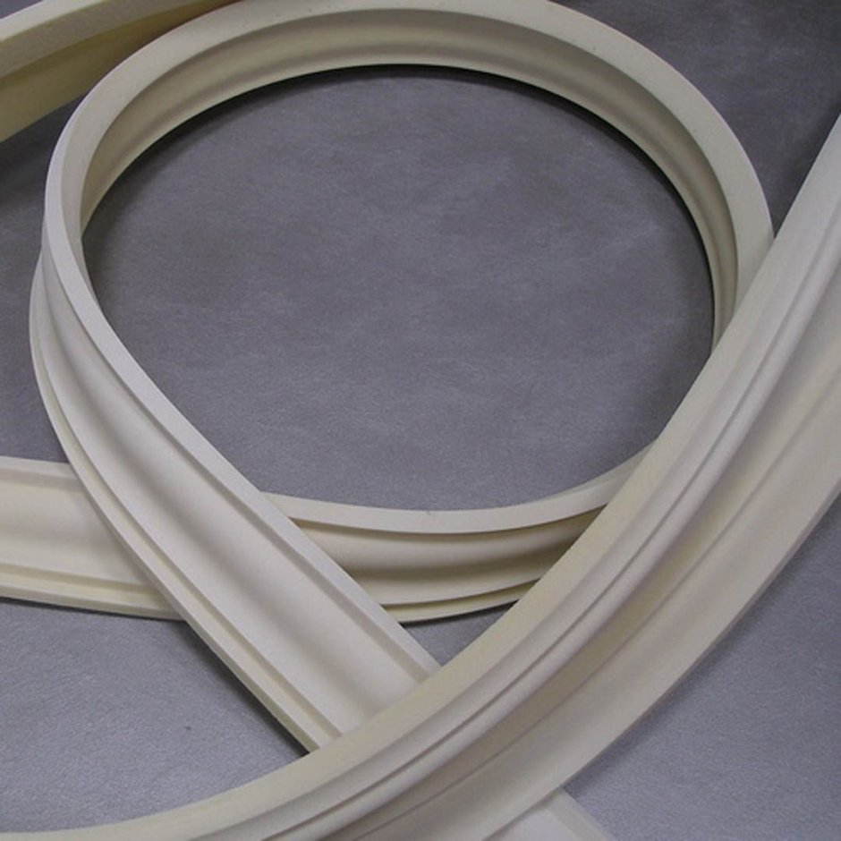 Гибкий потолочный плинтус