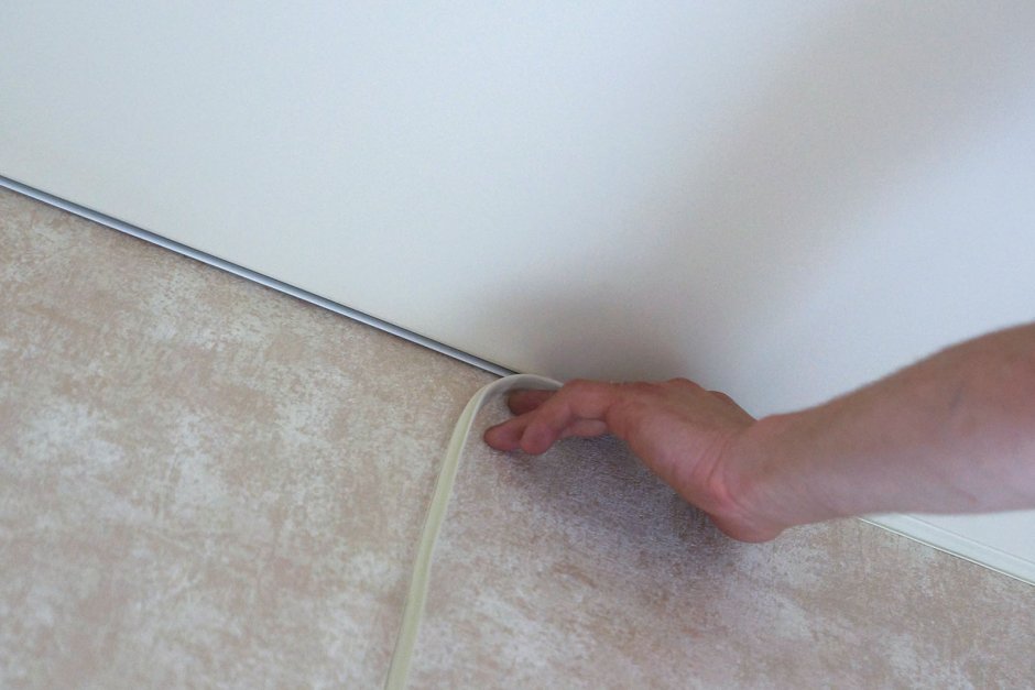 Плинтус GPX-2 2м для натяжных потолков