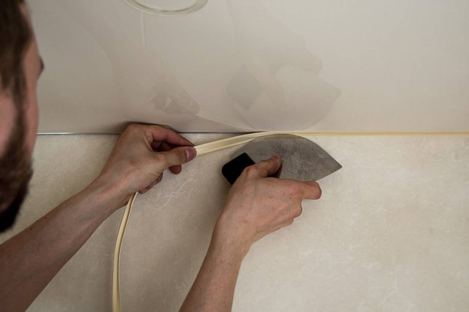 Резиновый потолочный плинтус