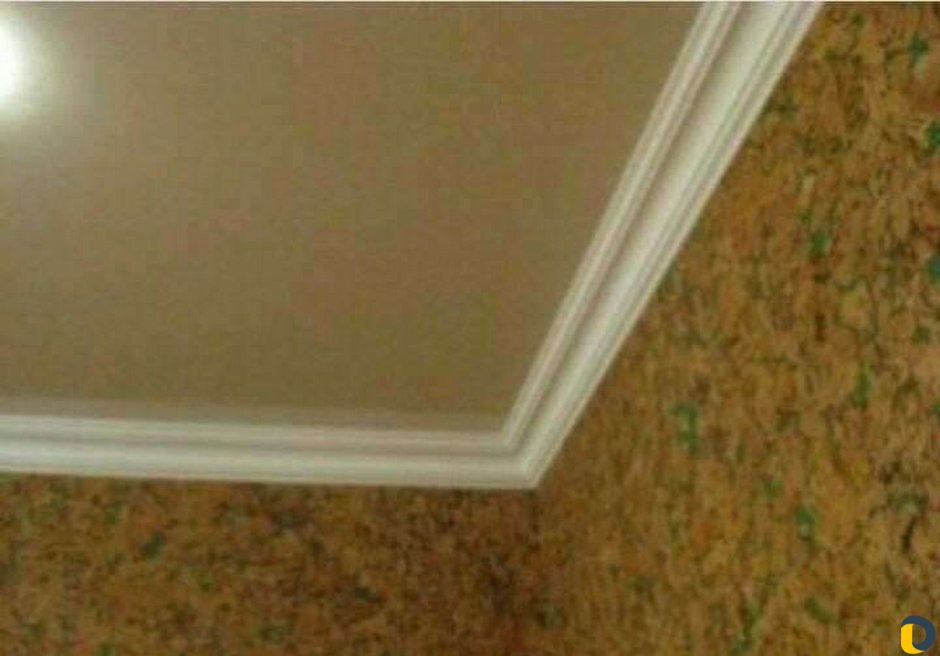 На что клеить потолочный плинтус