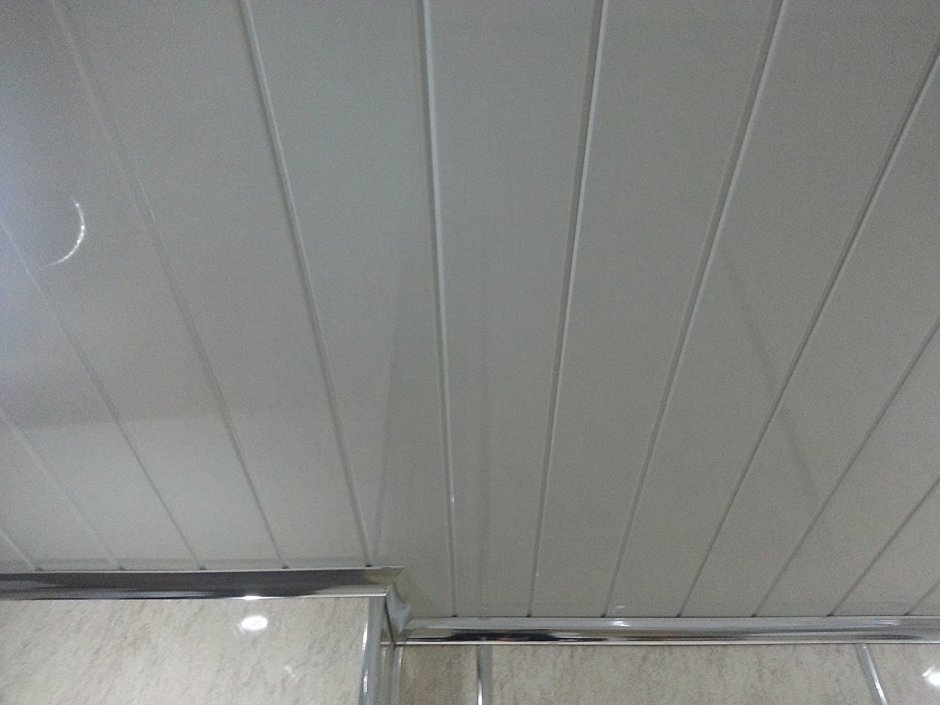 Потолок из стеновых панелей ПВХ