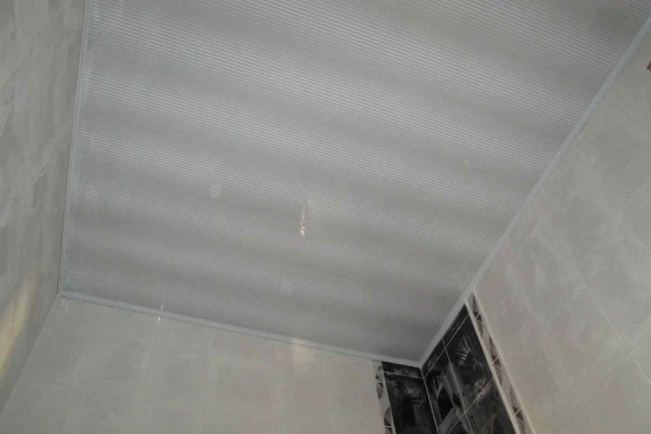 Стык пластиковых панелей на потолке