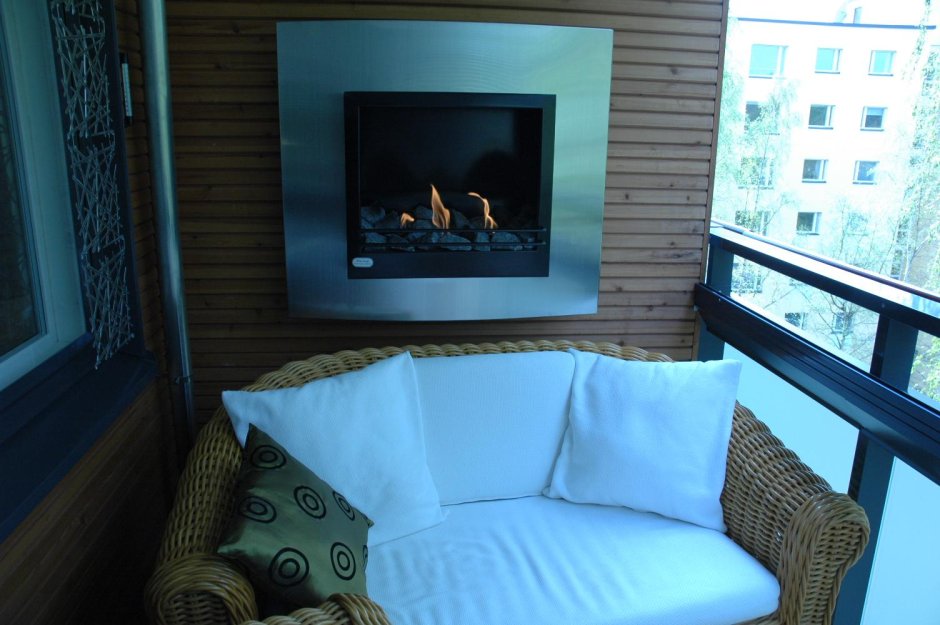 Электрический камин на балконе