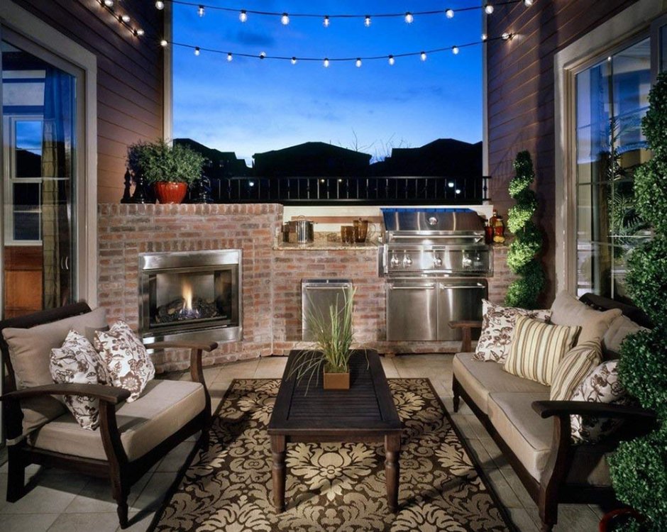 Уютный балкон с камином