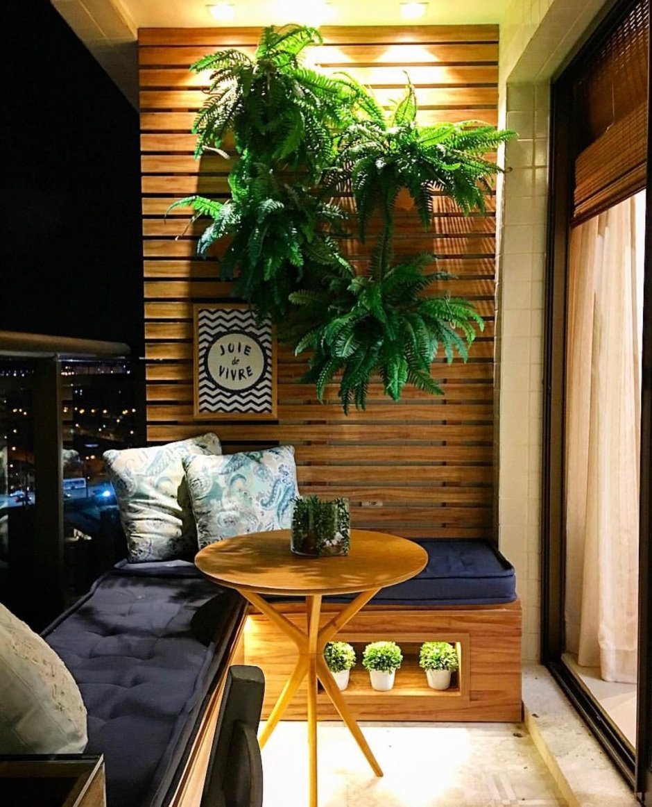 Красивый уютный балкон