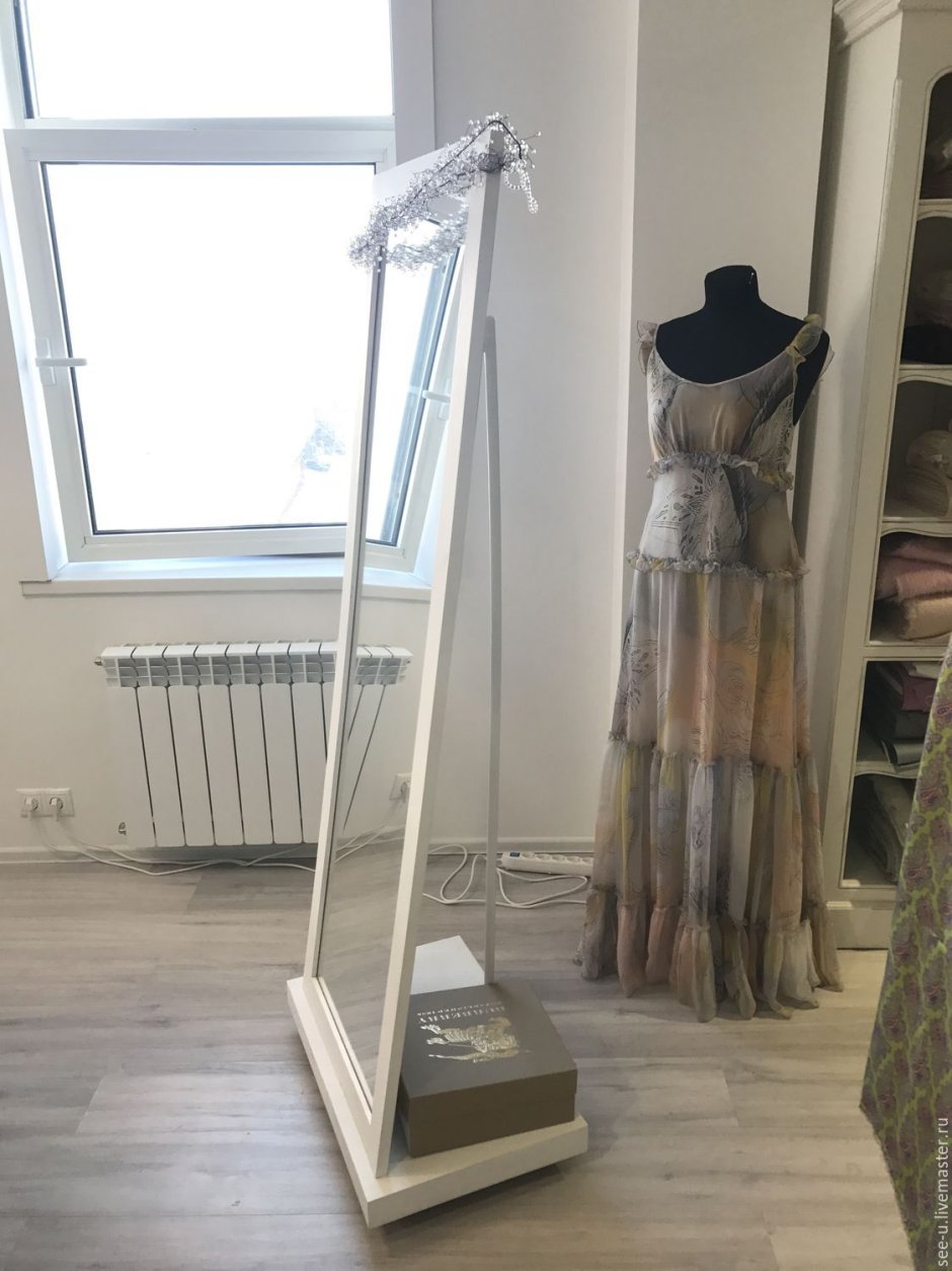 Угловая напольная вешалка