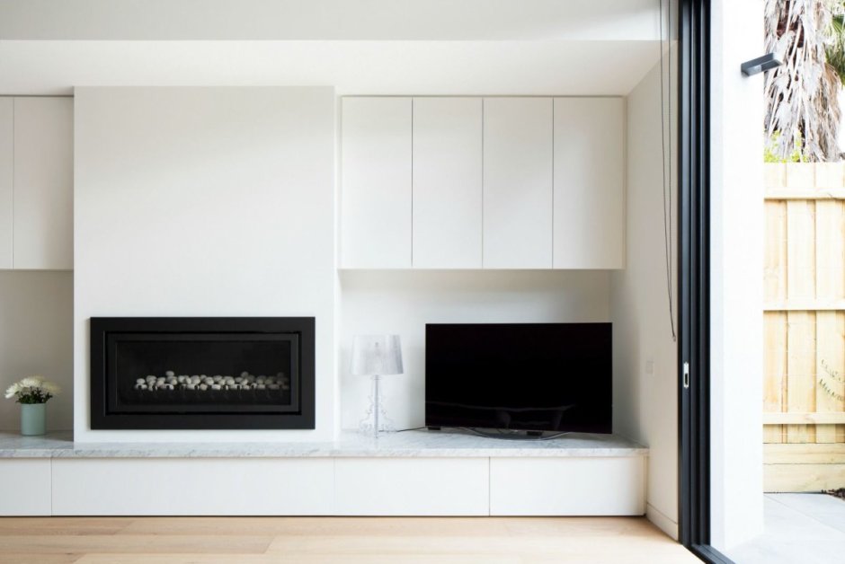 Камин встроенный в мебельную стенку с телевизором