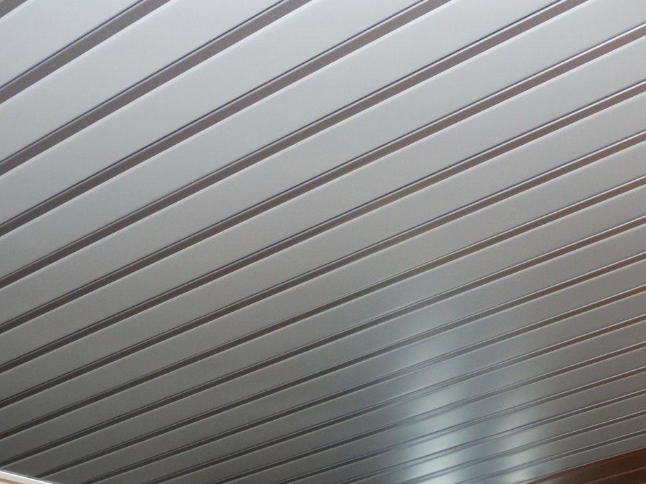 Реечный потолок с софитами кухня