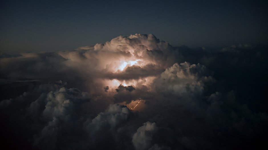 Натяжной потолок грозовое небо