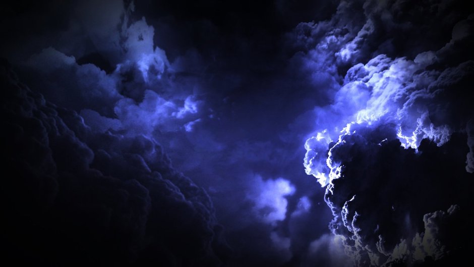 Молния в облаках