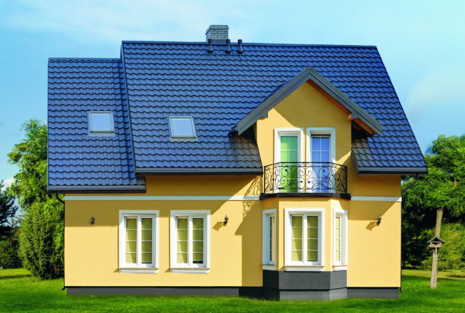 Деревянный дом с синей крышей