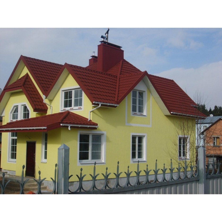 Жёлтый дом с красной крышей
