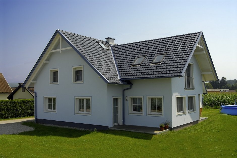 Светлый дом с серой крышей