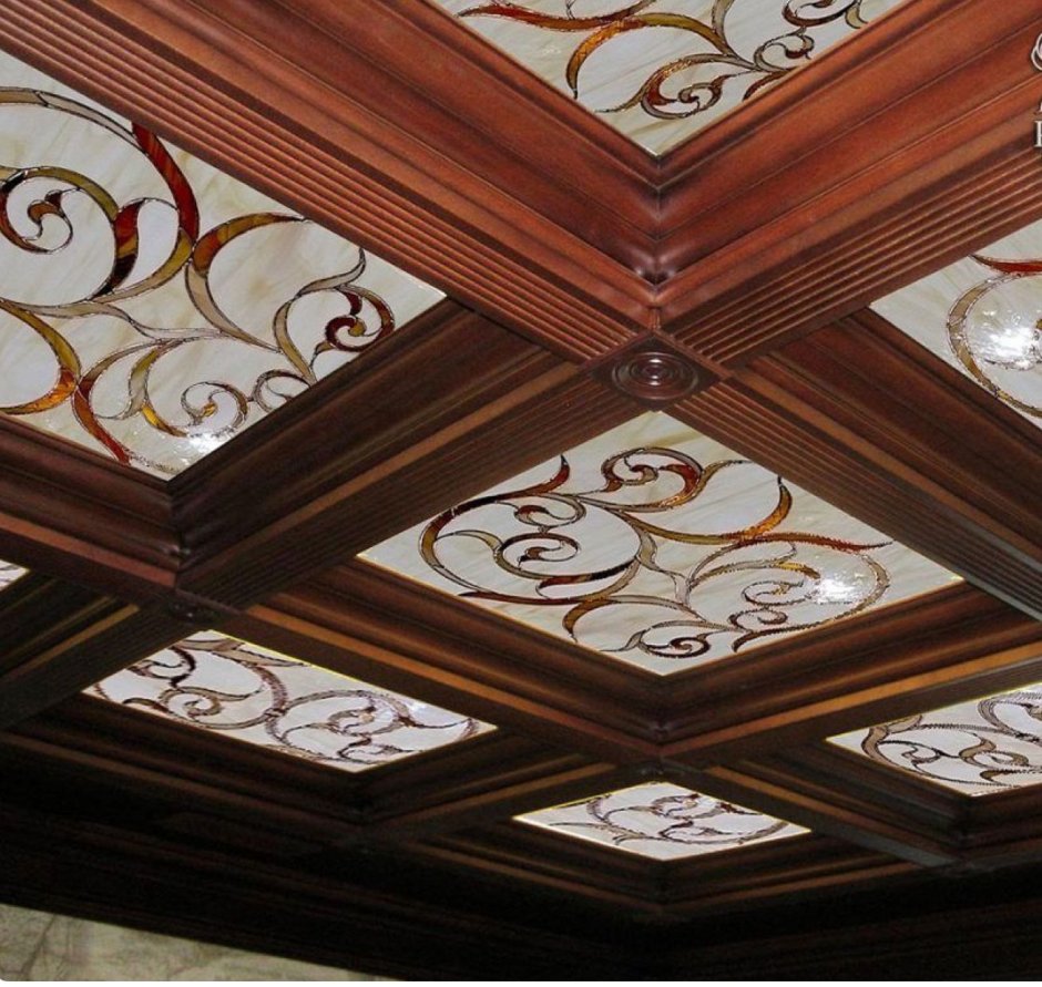 Кессонный витражный потолок