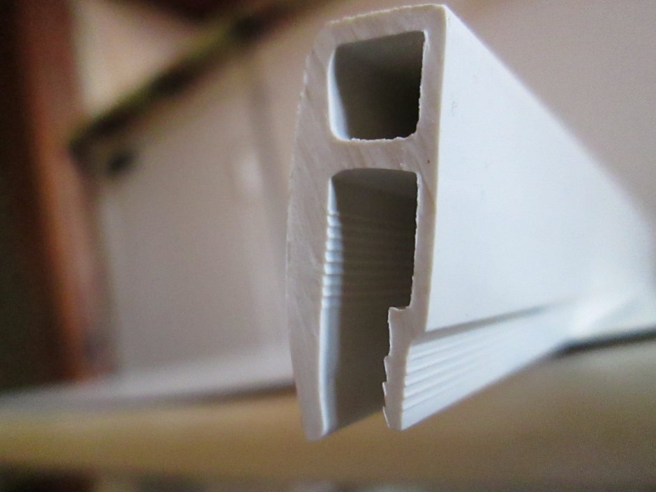 Потолок из ламината с балками