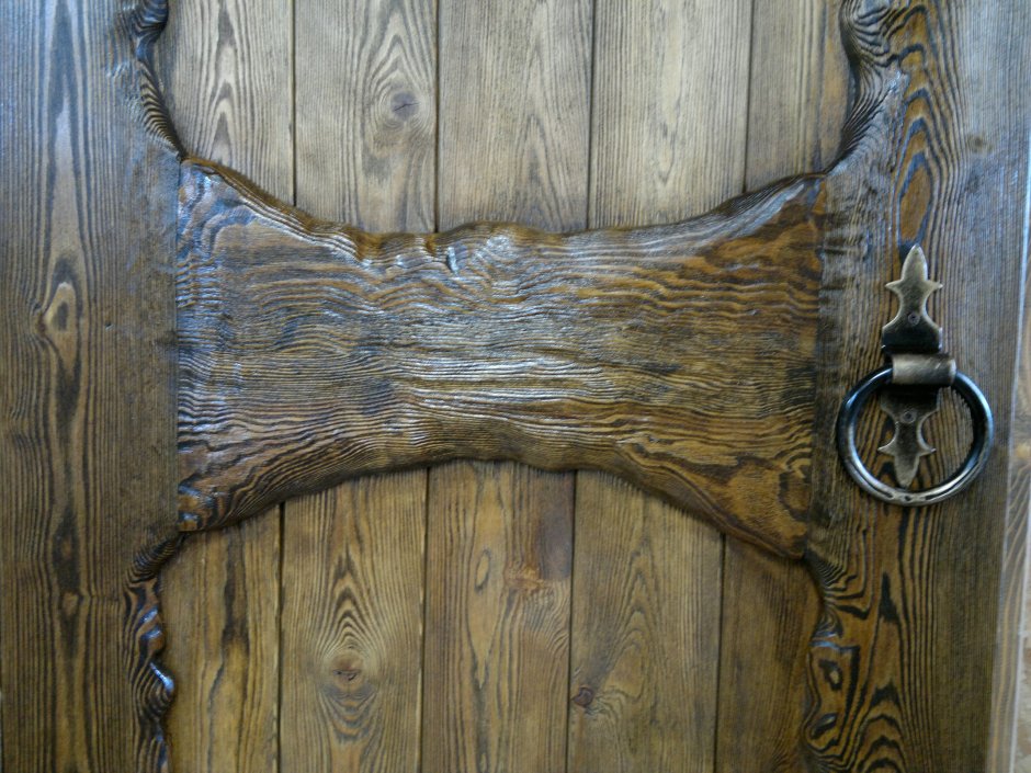 Старые деревянные ворота амбара