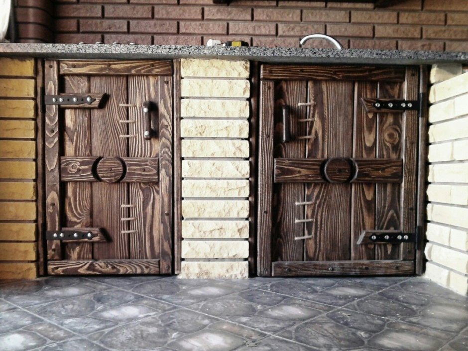 Двери из массива в стиле Прованс в интерьере