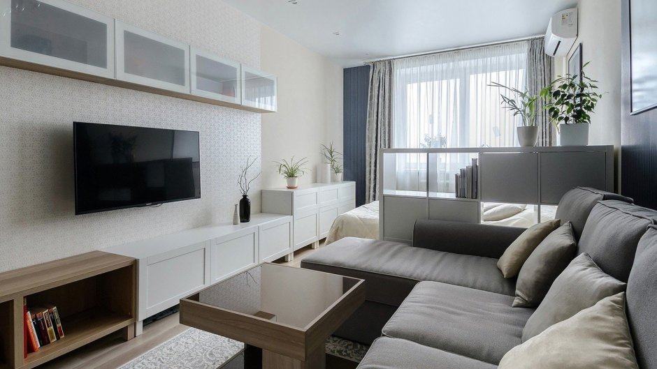 Планировка гостиной с кроватью и диваном