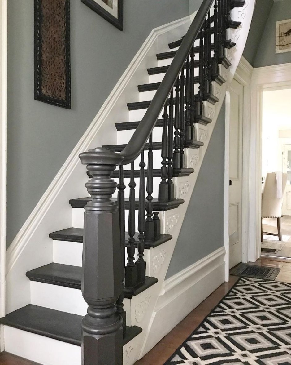 Деревянная лестница серого цвета