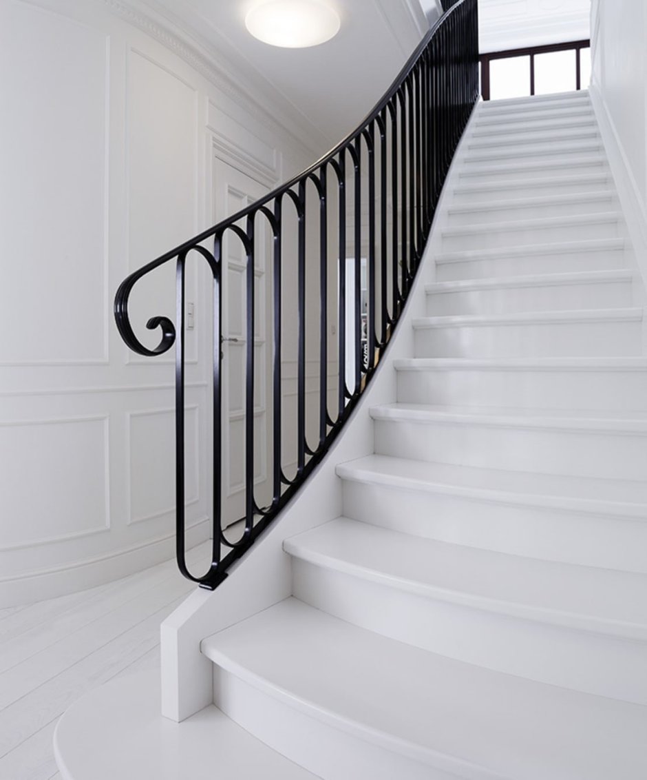 Белые перила для лестницы
