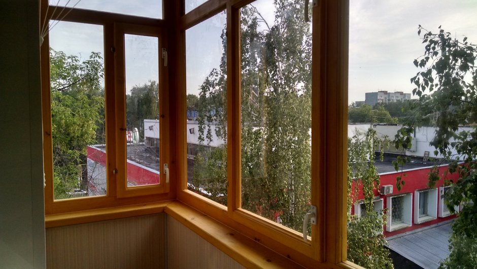 Деревянные окна на балкон