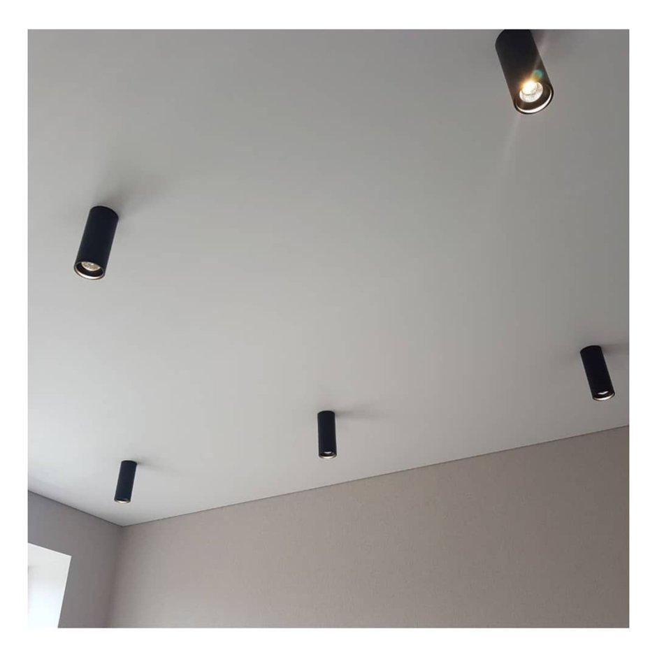 Глянцевый натяжной потолок со светильниками