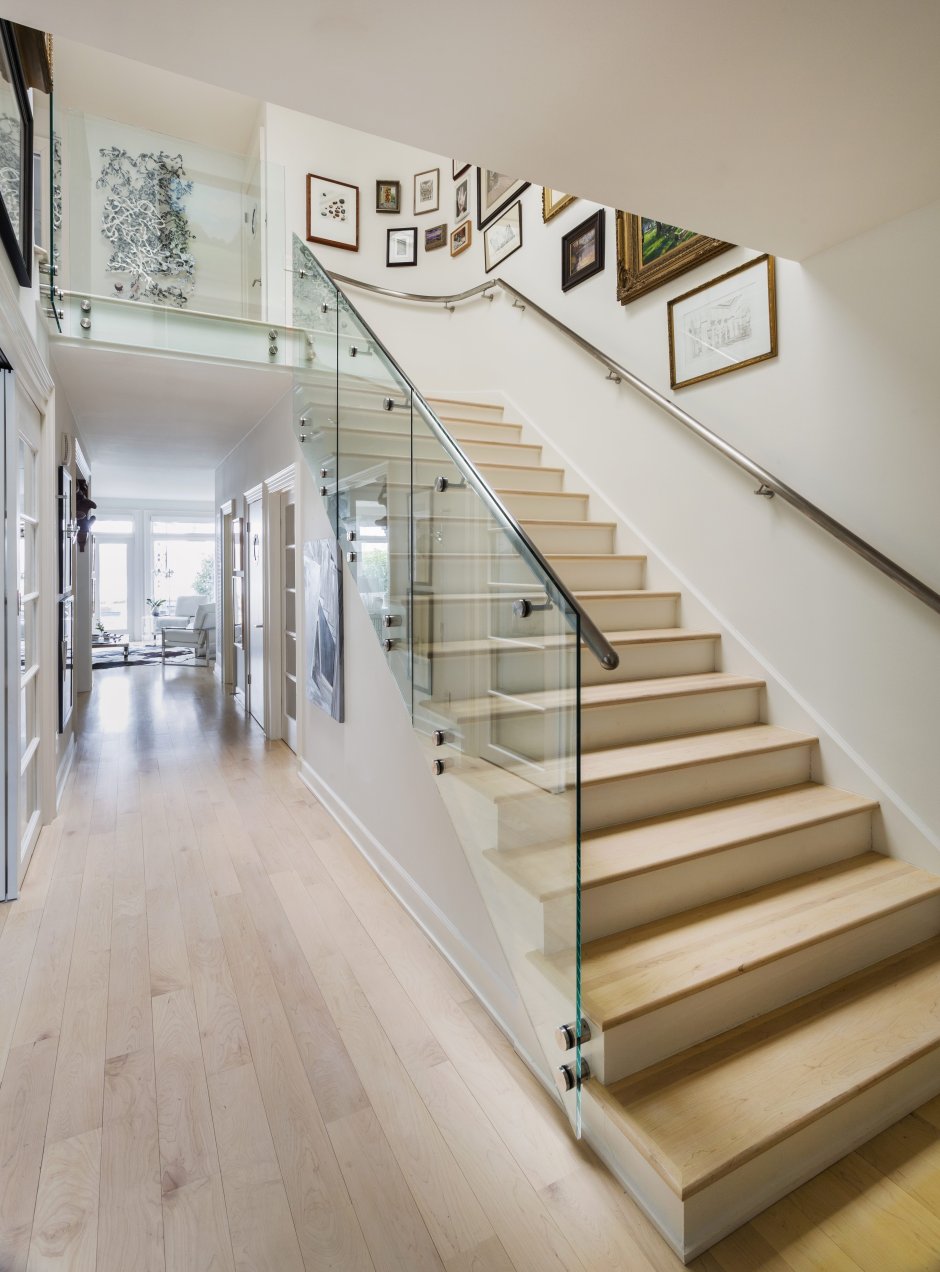 Красивые лестницы в таунхаусе