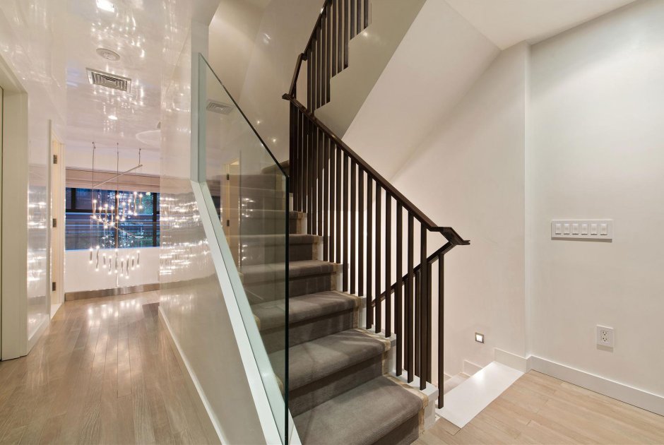 Красивые лестницы в таунхаусе