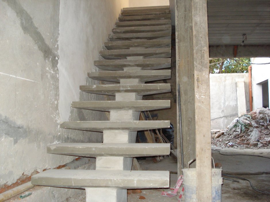 Лестница на косоуре из бетона