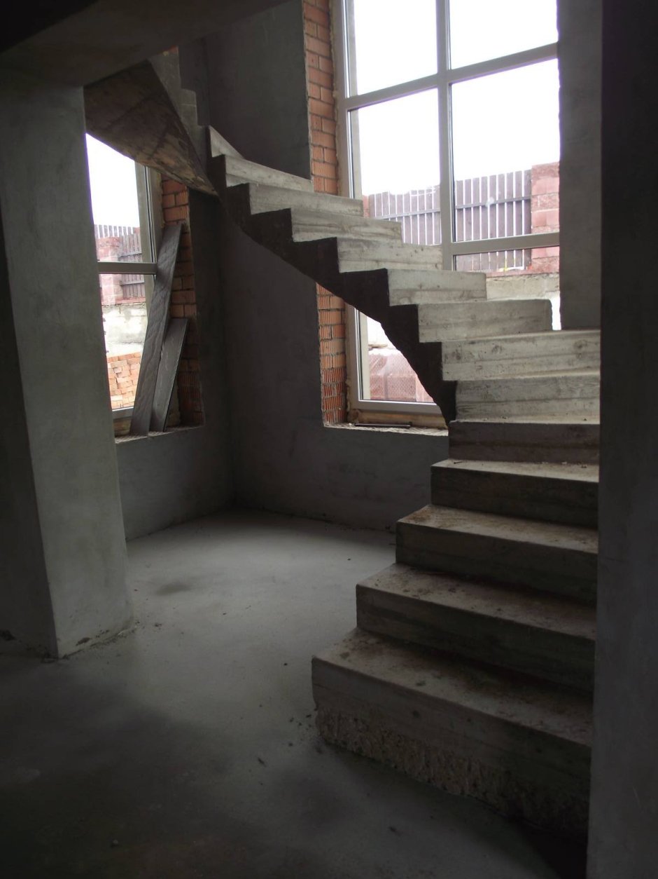 Лестница на второй этаж из бетона