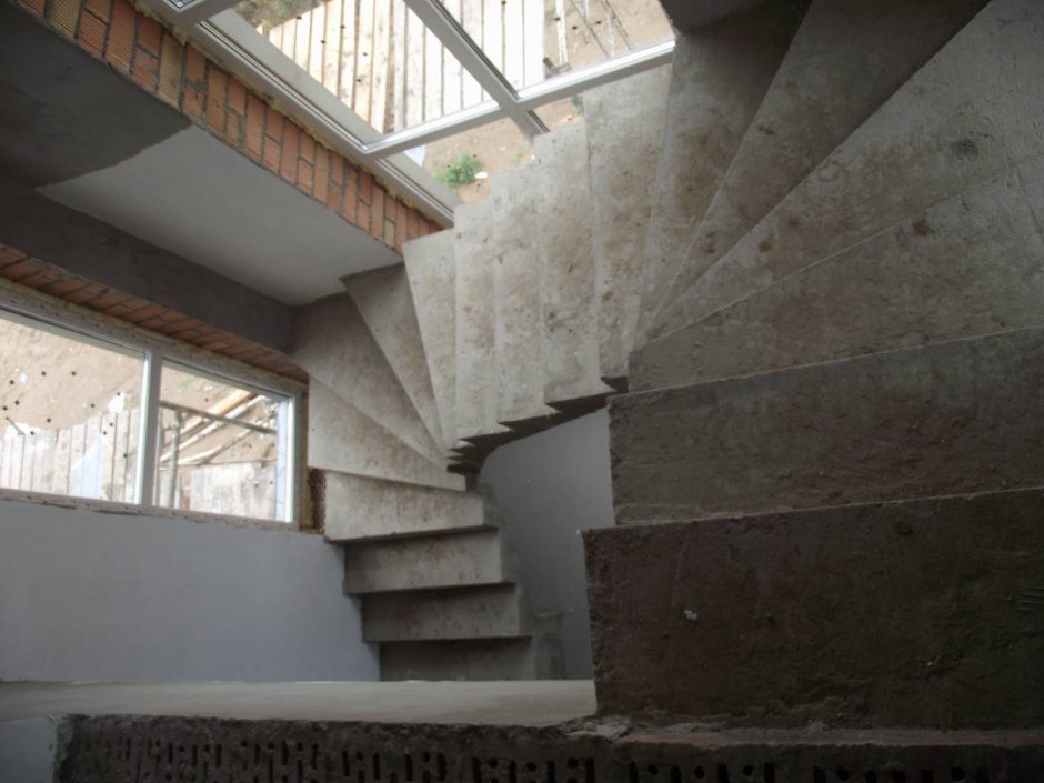 Монолитная лестница в частном доме на второй этаж поворотом