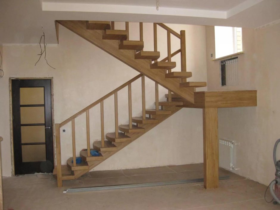 Двухмаршевая лестница на второй этаж в частном доме