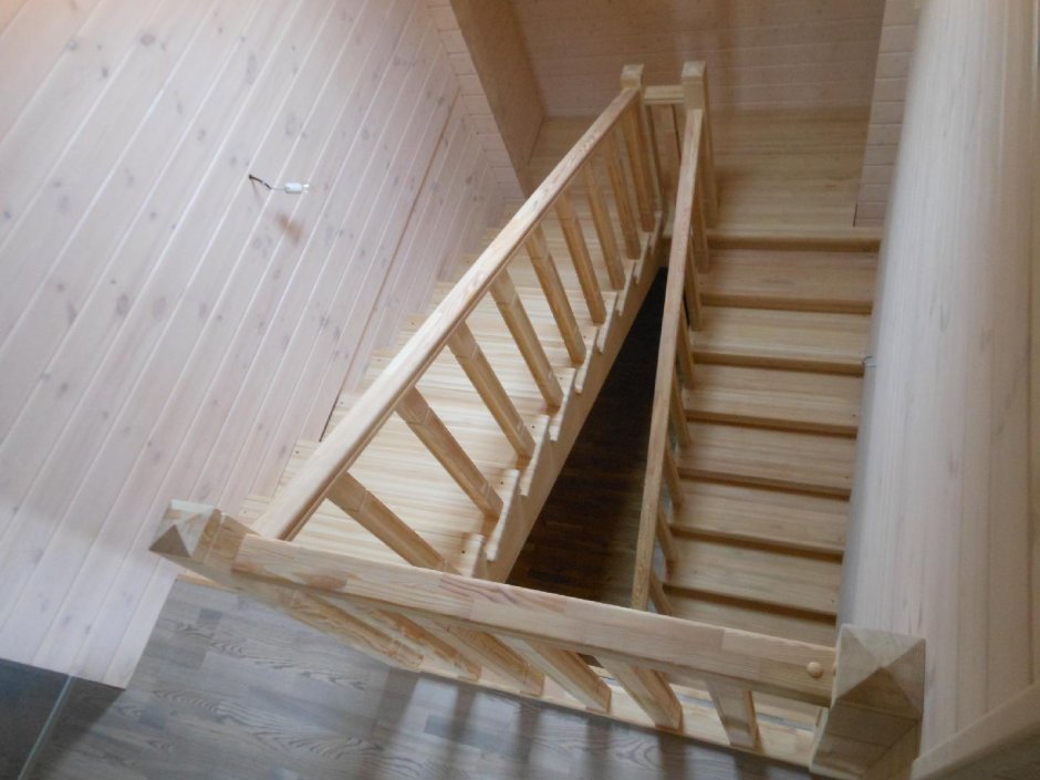 Двухмаршевая лестница на второй этаж в частном доме