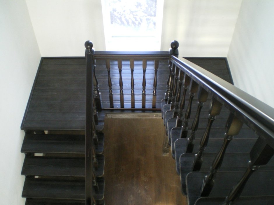 Трехмаршевая лестница с забежными ступенями