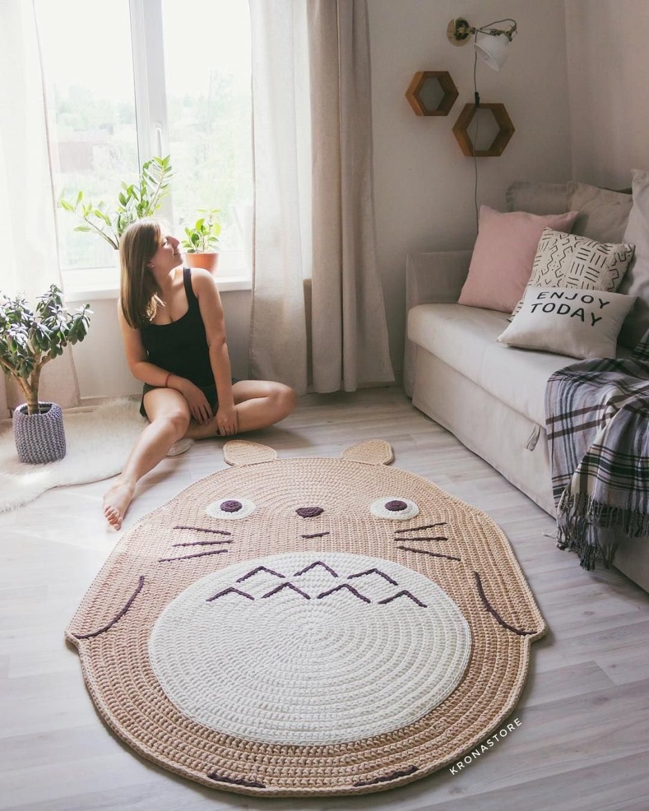 Круглый вязаный коврик в детскую