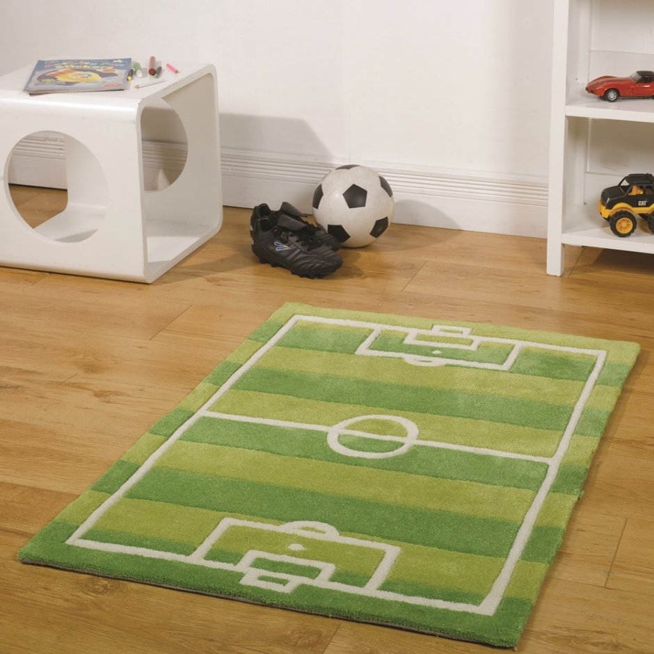 Ковер футбольное поле в интерьере детской
